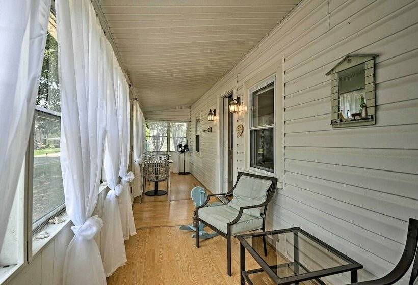 The Blue Crab Cottage    3 Blocks From The Beach!