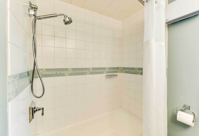 The Nest  Gorgeous Waterfront La Conner Getaway!