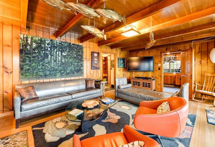 The Nest  Gorgeous Waterfront La Conner Getaway!