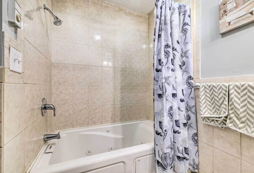 Game Room & Fire Pit: Tobyhanna Family Home