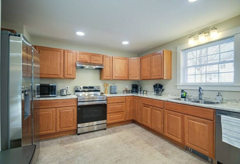 Updated Home In Heart Of Rutland, Near Slopes