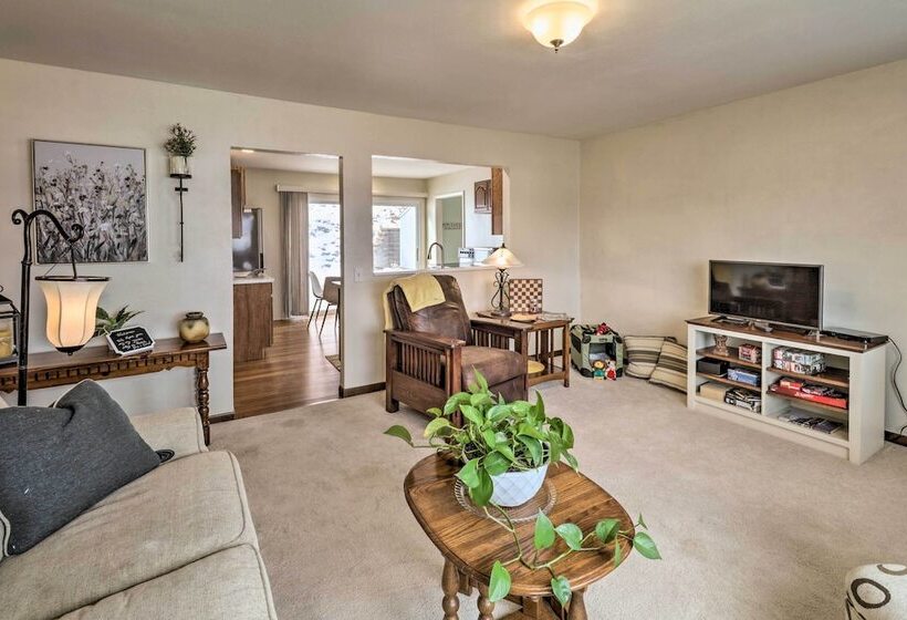 Watch The Sunrise At This Quaint Lake View Cottage