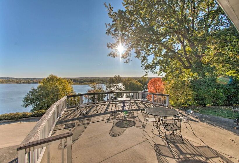Watch The Sunrise At This Quaint Lake View Cottage
