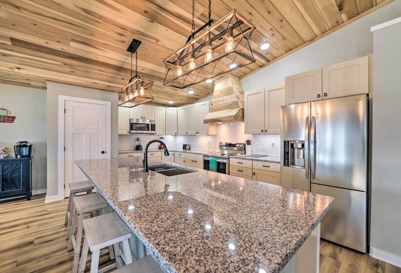 Barkley Breeze  Waterfront Home W/ Dock & Kayaks