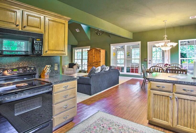1/2 Mi To Lake Texoma: Home W/ Fire Pit & Grill!