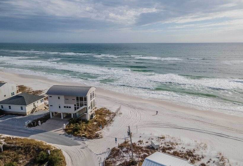 Beach Retreat W/ Rooftop Deck, Walk To Beach!
