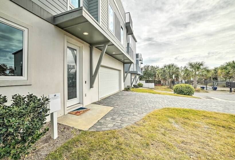 Beach Retreat W/ Rooftop Deck, Walk To Beach!