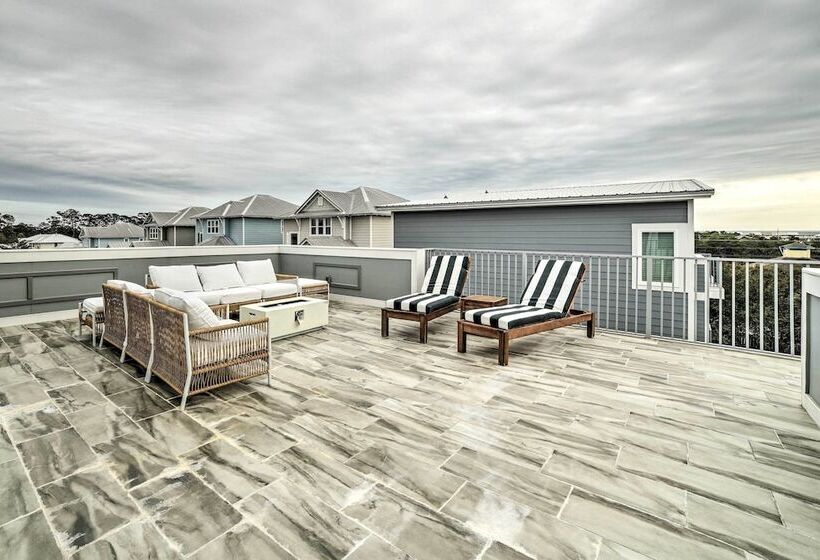 Beach Retreat W/ Rooftop Deck, Walk To Beach!