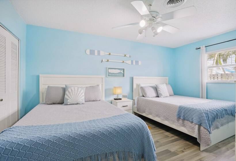 Boat Lovers Paradise: Walk To Private Beach!