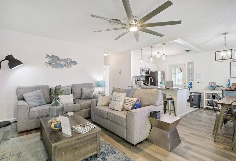 Boat Lovers Paradise: Walk To Private Beach!