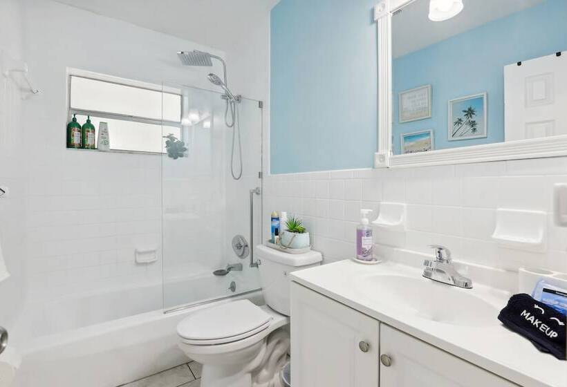 Boat Lovers Paradise: Walk To Private Beach!