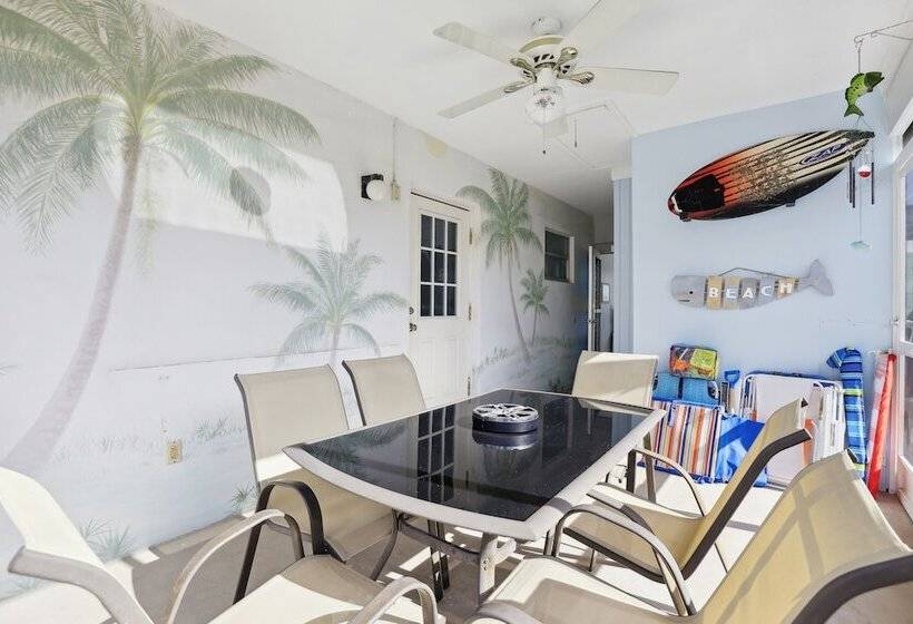 Boat Lovers Paradise: Walk To Private Beach!