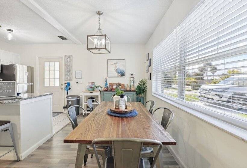 Boat Lovers Paradise: Walk To Private Beach!