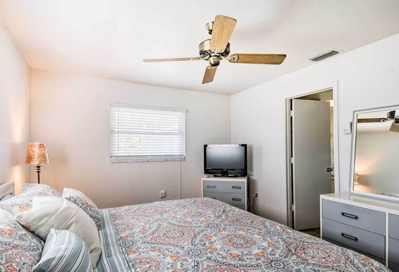 Breezy Marco Island Home W/ Pool   Walk To Beach!