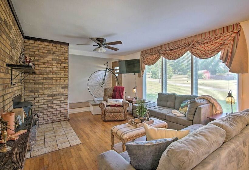 Bright Springfield Home: Walk To Nature Center!