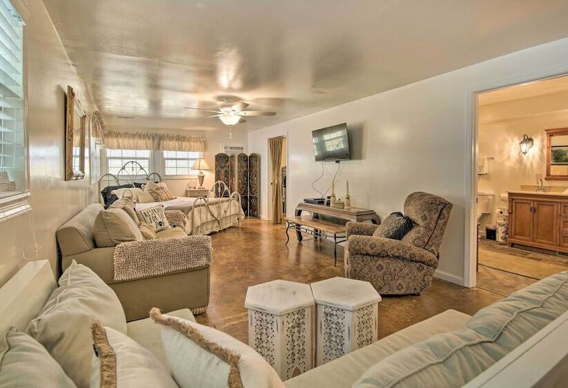 Bright Springfield Home: Walk To Nature Center!