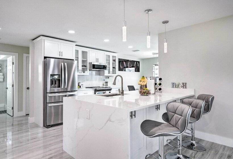 Outdoor Entertainment Oasis: Cape Coral Home