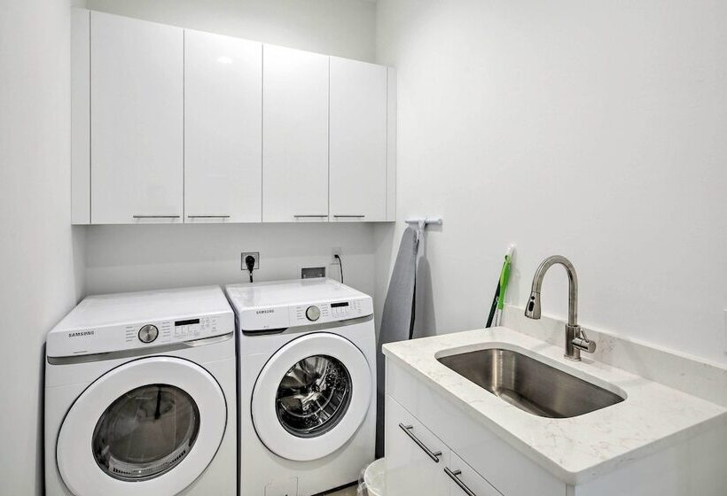 Private Pool: Canalfront Home In Cape Coral