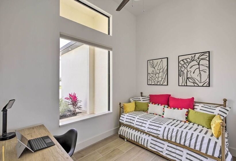 Private Pool: Canalfront Home In Cape Coral