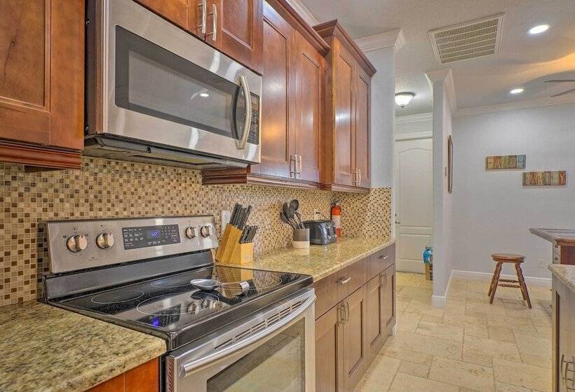 Private Pool & Grill: Canalfront Cape Coral Home