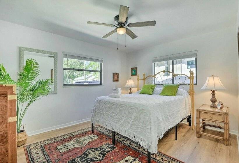 Central Gulfport Home < 1 Mi To The Beach!