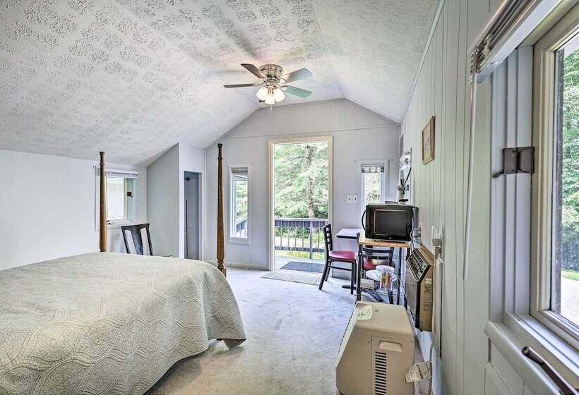 Chalet Retreat: Cozy Cabin W/ On Site Creek!