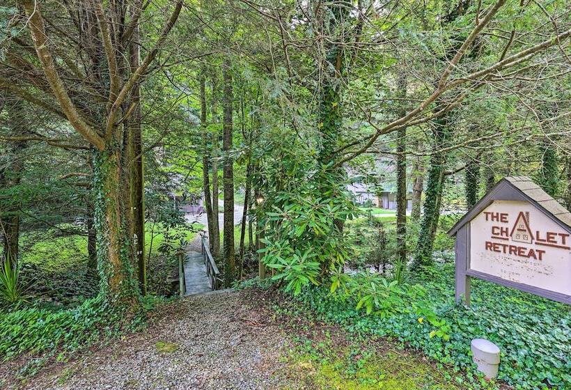 Chalet Retreat: Cozy Cabin W/ On Site Creek!
