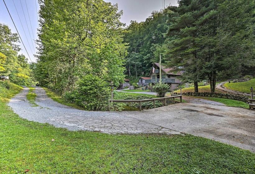 Chalet Retreat: Cozy Cabin W/ On Site Creek!