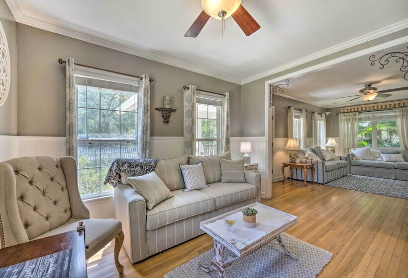 Charming Mt Dora Home W/ Shared Patio & Yard!