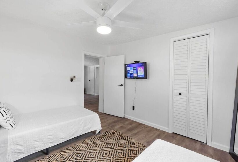 4 Mi To Dtwn: Jensen Beach Cottage