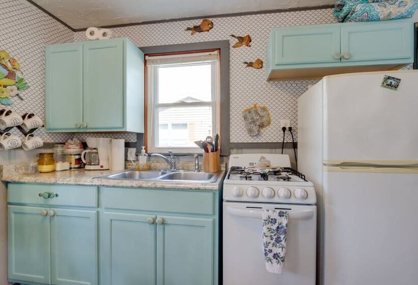 Cozy Camdenton Cottage W/ Deck + Boat Dock Access!