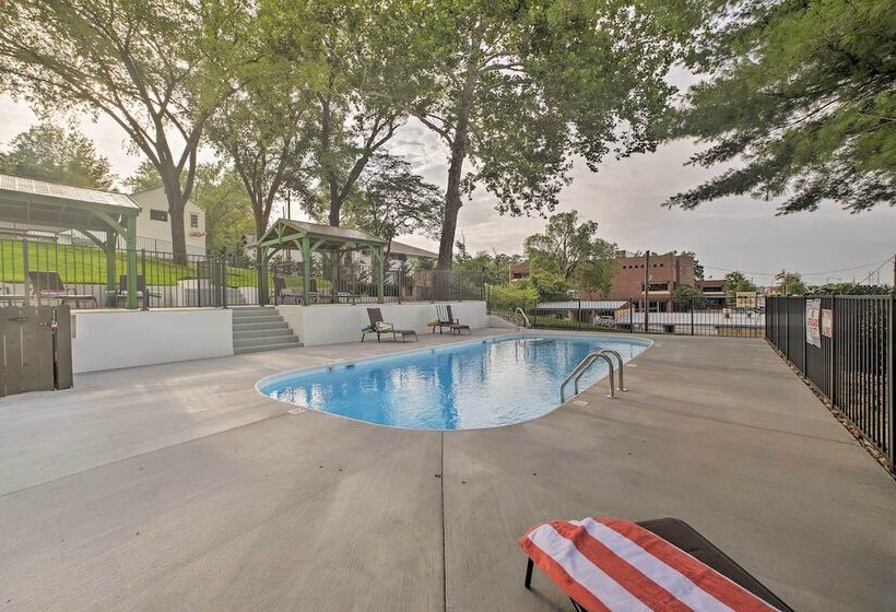Downtown Branson Cottage W/ Pool Access!