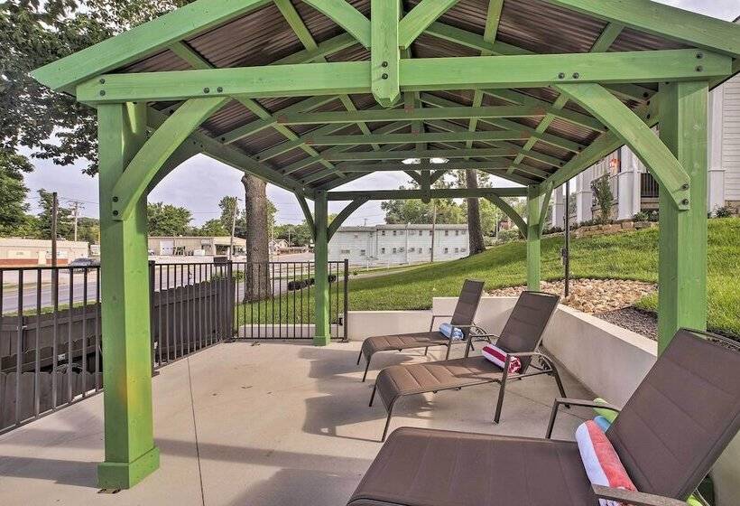 Downtown Branson Cottage W/ Pool Access!
