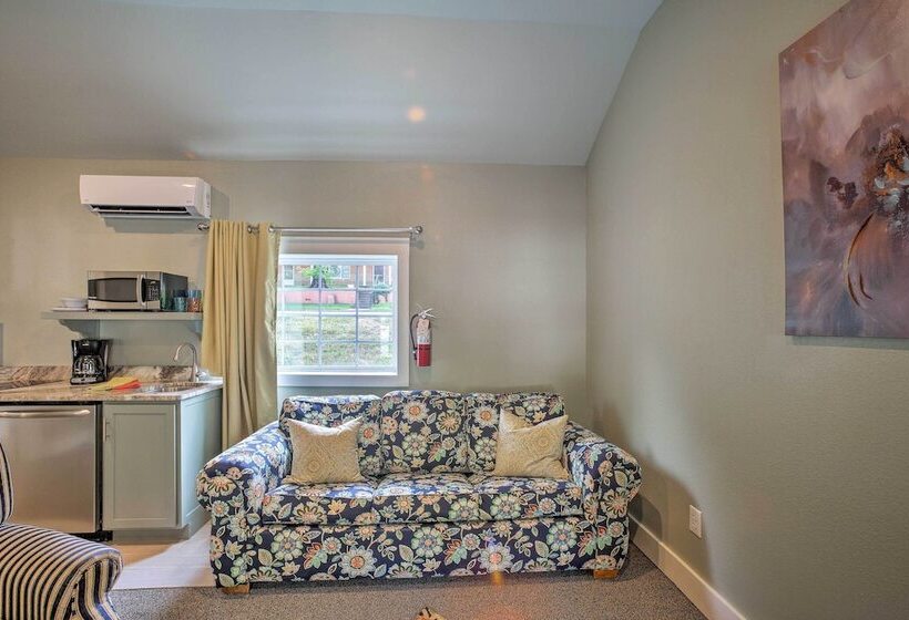 Downtown Branson Cottage W/ Pool Access!