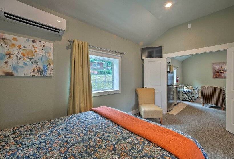 Downtown Branson Cottage W/ Pool Access!