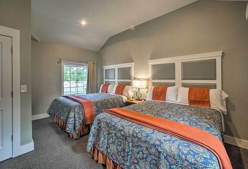 Downtown Branson Cottage W/ Pool Access!