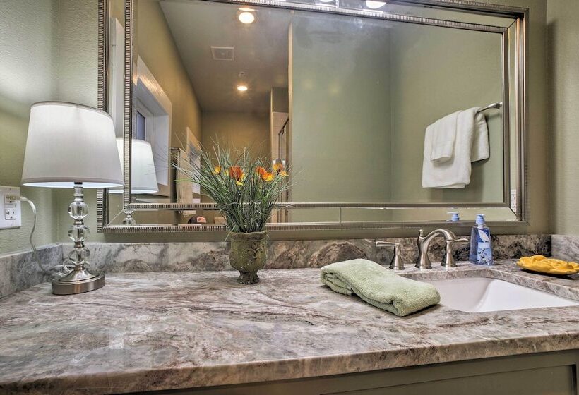 Downtown Branson Cottage W/ Pool Access!