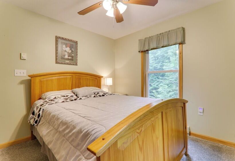 Deck & Resort Amenities: Arrowhead Lake Home!