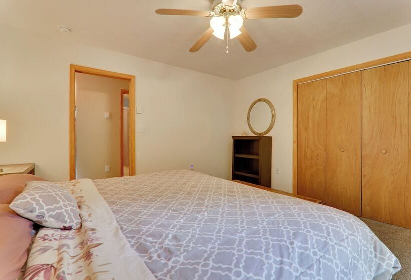 Deck & Resort Amenities: Arrowhead Lake Home!