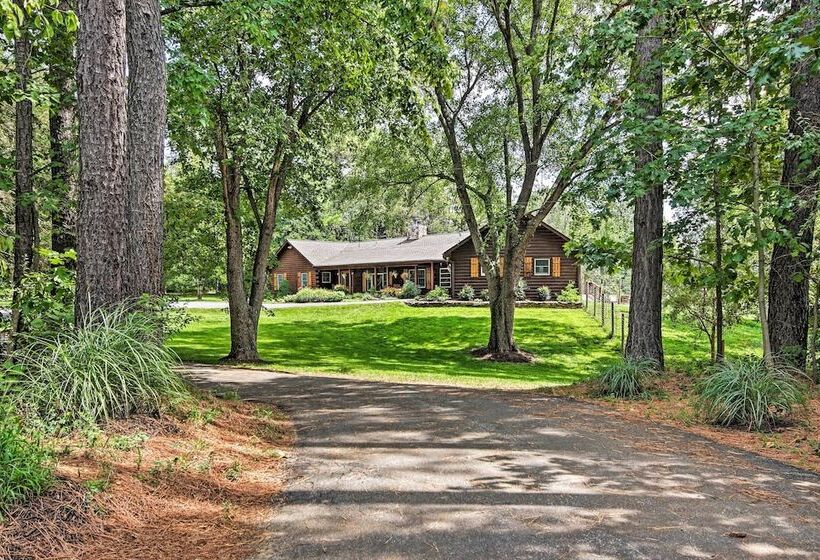 Family Retreat W/ Deck Near Appalachian Trail!