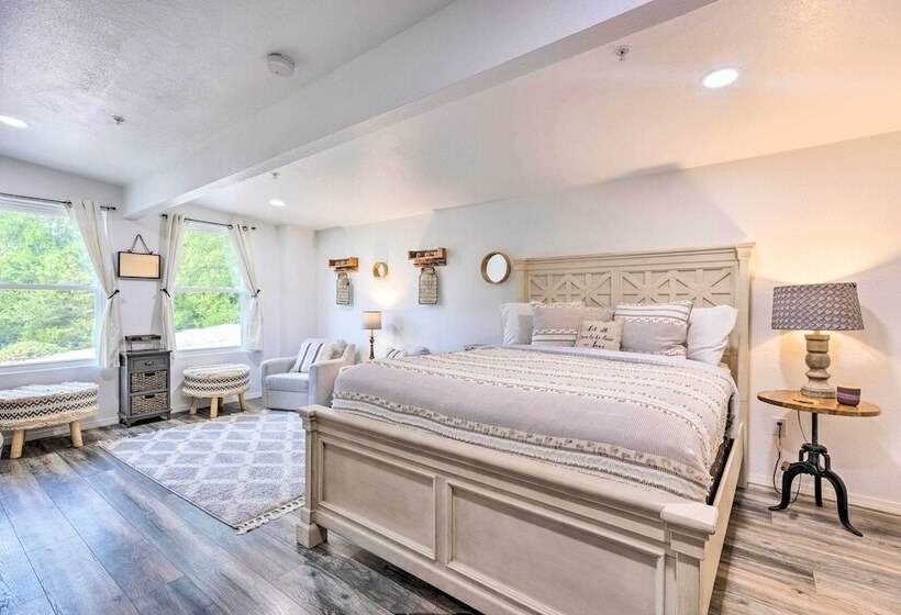 Hilltop Hideaway  Branson Home W/ Trampoline!