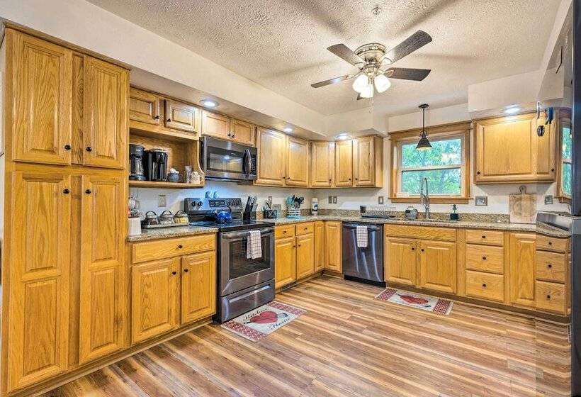 Hilltop Hideaway  Branson Home W/ Trampoline!