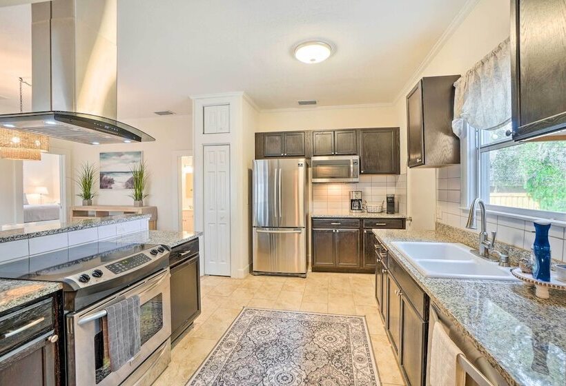 Historic Tarpon Springs Abode ~ 3 Mi To Beach