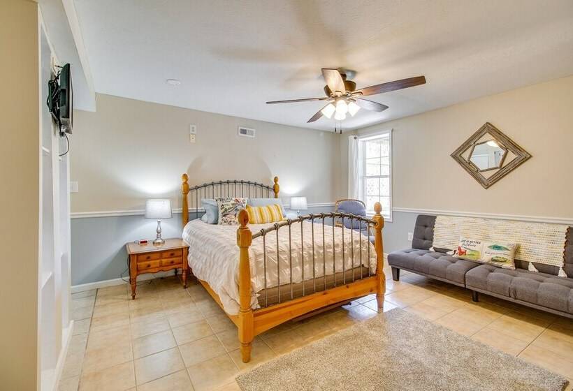 Homey Luray Cabin W/ Fire Pit & Deck!