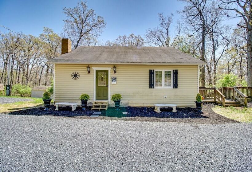 Homey Luray Cabin W/ Fire Pit & Deck!
