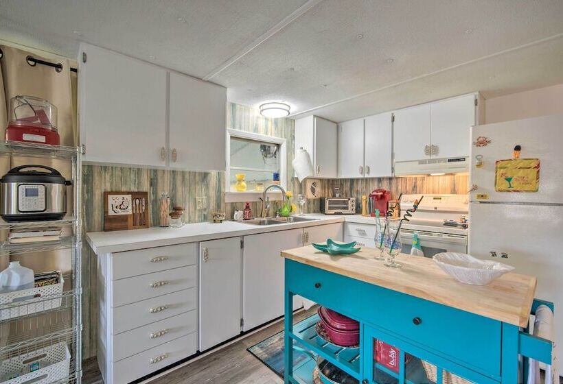 Homosassa Retreat W/ Sunroom & Canal Views!