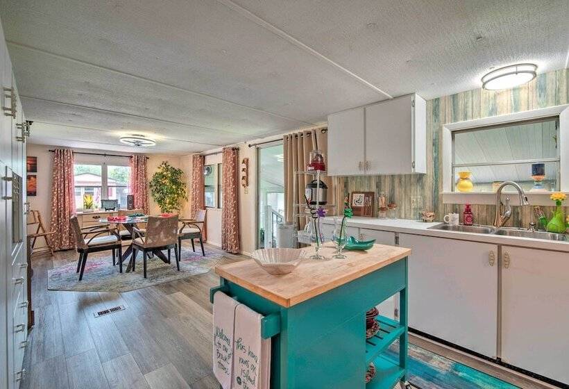 Homosassa Retreat W/ Sunroom & Canal Views!