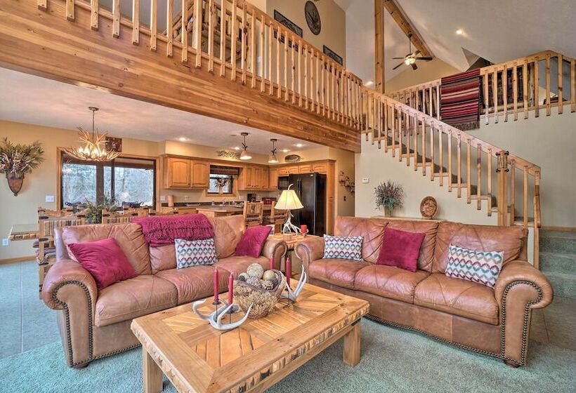 Idyllic Table Rock Lake Cabin W/ Fire Pit!