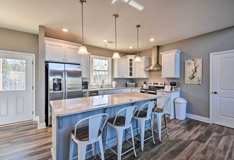 Lake Keowee Getaway: Boat Dock, Deck, Grill!