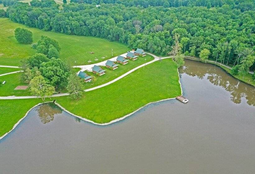 Lakefront Columbia Cabin W/ Porch & Shared Dock